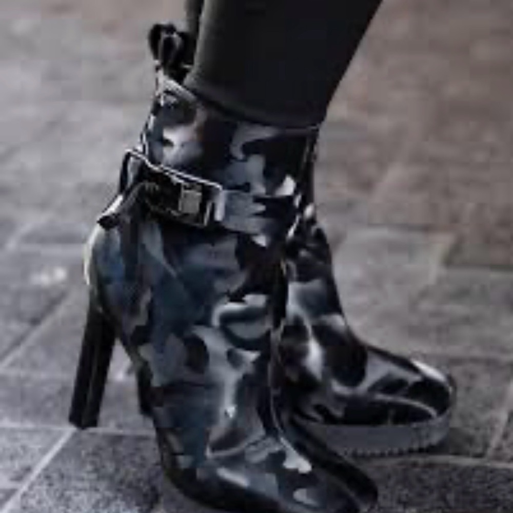 DKNY Zana Black Camouflage Square Toe Platform Ankle Bootie with Buckle NWOT - Picture 2 of 3